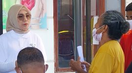 Direktur Jaminan Pelayanan Kesehatan BPJS Kesehatan Lily Kresnowati sedang berbincang dengan peserta JKN di RSUD TC Hillers Maumere, Jumat (21/7)