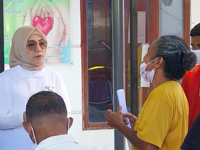 Direktur Jaminan Pelayanan Kesehatan BPJS Kesehatan Lily Kresnowati sedang berbincang dengan peserta JKN di RSUD TC Hillers Maumere, Jumat (21/7)