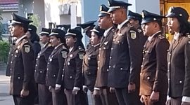 Staf Kejaksaan Negeri Sikka mengikuti upacara apel bendera dalam rangka memperingati Hari Bhakti Adhyaksa, Sabtu (22/7)