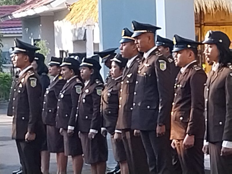 Staf Kejaksaan Negeri Sikka mengikuti upacara apel bendera dalam rangka memperingati Hari Bhakti Adhyaksa, Sabtu (22/7)