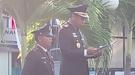 Kepala Kejaksaan Negeri Sikka Fatoni Hatam membacakan amanat Jaksa Agung dalam apel bendera peringatan Hari Bhakti Adhyaksa di Maumere, Sabtu (22/7)