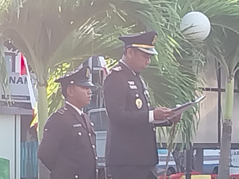 Kepala Kejaksaan Negeri Sikka Fatoni Hatam membacakan amanat Jaksa Agung dalam apel bendera peringatan Hari Bhakti Adhyaksa di Maumere, Sabtu (22/7)
