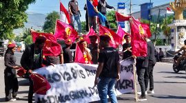 Aksi demonstrasi aktifis PMKRI Maumere terkait kasus dugaan sunat dana sertifikasi, Senin (24/7) 