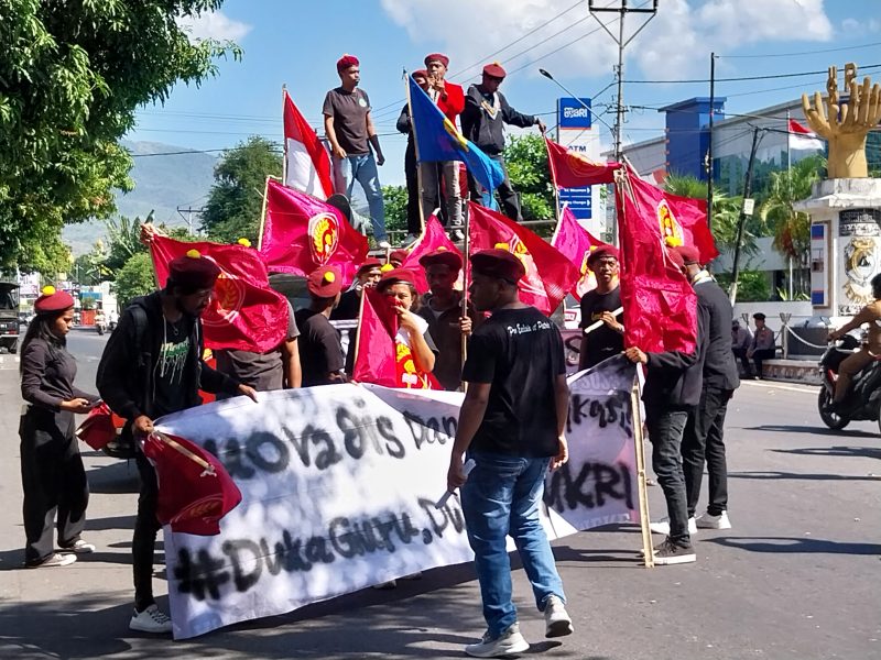 Aksi demonstrasi aktifis PMKRI Maumere terkait kasus dugaan sunat dana sertifikasi, Senin (24/7) 