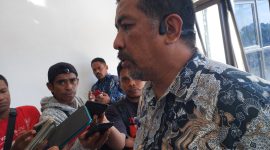 Kepala Satuan Tugas Koordinasi dan Supervisi Wilayah V Komisi Pemberantasan Korupsi Dian Patria memberikan keterangan kepada wartawan, Senin (24/7) di Lantai 3 Kantor Bupati Sikka