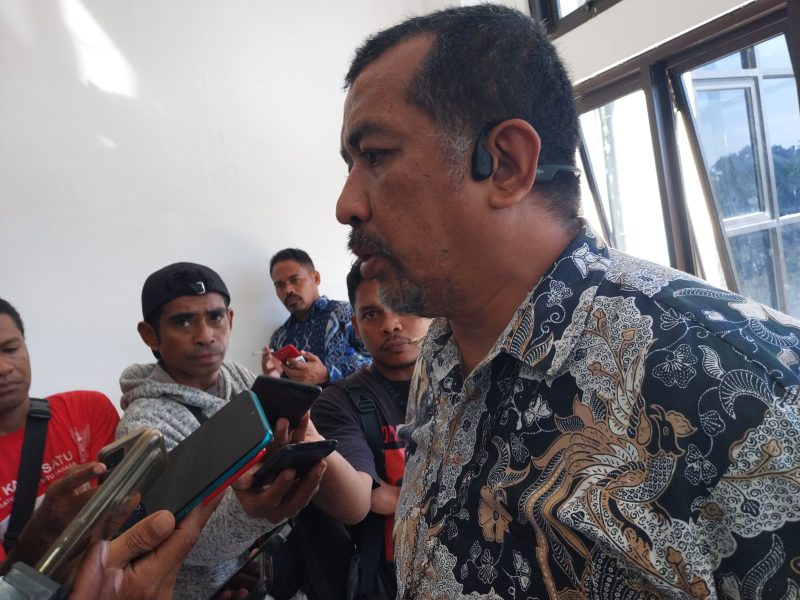 Kepala Satuan Tugas Koordinasi dan Supervisi Wilayah V Komisi Pemberantasan Korupsi Dian Patria memberikan keterangan kepada wartawan, Senin (24/7) di Lantai 3 Kantor Bupati Sikka