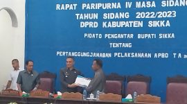 Bupati Sikka Fransiskus Roberto Diogo menyerahkan dokumen Pelaksanaan Pertanggungjawaban kepada Ketua DPRD Sikka Donatus David, Rabu (26/7)