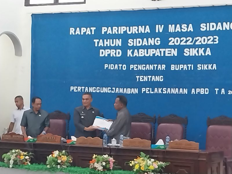 Bupati Sikka Fransiskus Roberto Diogo menyerahkan dokumen Pelaksanaan Pertanggungjawaban kepada Ketua DPRD Sikka Donatus David, Rabu (26/7)