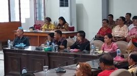 Suasana rapat dengar pendapat tentang dugaan sunat dana sertifikasi, Kamis (27/7)