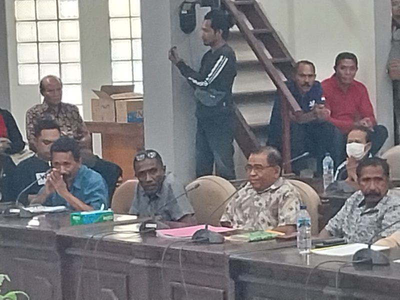 Ketua Ikatan Guru Sertifikasi Fransesko Losi (paling kiri) saat RDP di Gedung DPRD Sikka, Jumat (28/7)