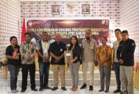 Ketua dan pengurus Partai Garuda Sikka pose bersama KPU dan Bawaslu