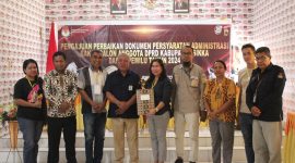 Ketua dan pengurus Partai Garuda Sikka pose bersama KPU dan Bawaslu