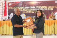 Ketua Partai Garuda Sikka Heldigardis Sunur menerima Berita Acara Penerimaan Pengajuan Bakal Calon Anggota DPRD Kabupaten Sikka dalam Pemilihan Umum Tahun 2024 dari Ketua KPU Sikka Yohanes Krisostomus Feri, Sabtu (8/7) 