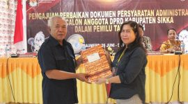 Ketua Partai Garuda Sikka Heldigardis Sunur menerima Berita Acara Penerimaan Pengajuan Bakal Calon Anggota DPRD Kabupaten Sikka dalam Pemilihan Umum Tahun 2024 dari Ketua KPU Sikka Yohanes Krisostomus Feri, Sabtu (8/7) 