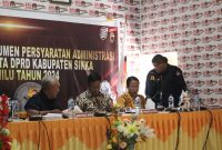 KPU Sikka meneliti dokumen perbaikan persyaratan bakal calon, Sabtu (8/7)