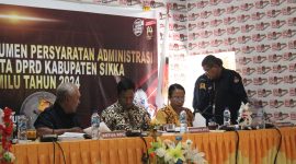 KPU Sikka meneliti dokumen perbaikan persyaratan bakal calon, Sabtu (8/7)