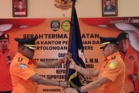 Penyerahan petaka bendera Basarnas saat serah terima jabatan Kepala Basarnas Maumere, Senin (10/7) di Aula Kantor Basarnas Maumere