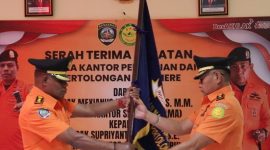 Penyerahan petaka bendera Basarnas saat serah terima jabatan Kepala Basarnas Maumere, Senin (10/7) di Aula Kantor Basarnas Maumere