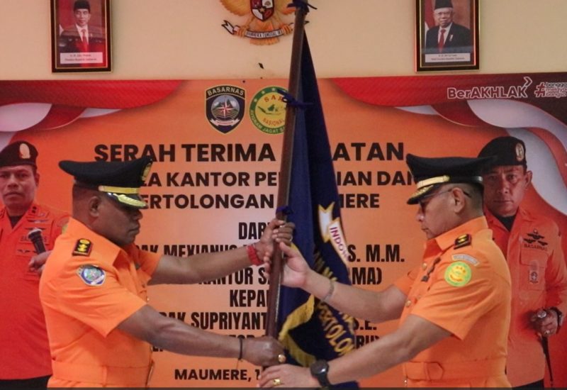 Penyerahan petaka bendera Basarnas saat serah terima jabatan Kepala Basarnas Maumere, Senin (10/7) di Aula Kantor Basarnas Maumere