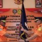 Penyerahan petaka bendera Basarnas saat serah terima jabatan Kepala Basarnas Maumere, Senin (10/7) di Aula Kantor Basarnas Maumere