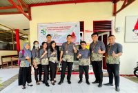 Kepala BPJS Kesehatan Cabang Maumere I Gusti Ngurah Arie Mayanugraha dan karyawan dukung program donor darah, Selasa (11/7)