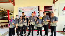 Kepala BPJS Kesehatan Cabang Maumere I Gusti Ngurah Arie Mayanugraha dan karyawan dukung program donor darah, Selasa (11/7)