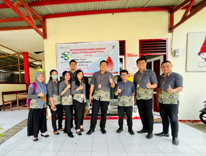 Kepala BPJS Kesehatan Cabang Maumere I Gusti Ngurah Arie Mayanugraha dan karyawan dukung program donor darah, Selasa (11/7)