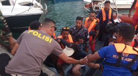 Tim SAR Gabungan Labuan Bajo mengevakuasi penumpang Pinisi Dragonet, Selasa (11/7)