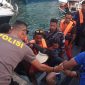 Tim SAR Gabungan Labuan Bajo mengevakuasi penumpang Pinisi Dragonet, Selasa (11/7)
