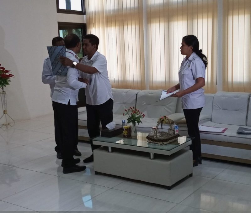 Sekda Sikka Adrianus Firminus Parera bersama Kadis PKO Sikka yang diberhentikan sementara Yosrph Heriyanto Vandiron Sales usai fit job eselon 2 beberapa waktu lalu