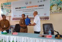 Sony, perwakilan SKIPM Kupang menyerahkan paket ikan segar kepada Wakil Bupati Sikka Romanus Woga