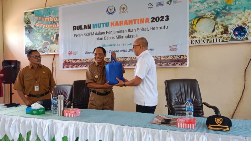 Sony, perwakilan SKIPM Kupang menyerahkan paket ikan segar kepada Wakil Bupati Sikka Romanus Woga
