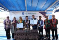 Direktur Utama BPJS Kesehatan Ali Ghufron Mukti menandatangani kerja sama bersama Rumah Sakit Terapung di Kupang, Senin (17/7)