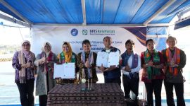 Direktur Utama BPJS Kesehatan Ali Ghufron Mukti menandatangani kerja sama bersama Rumah Sakit Terapung di Kupang, Senin (17/7)