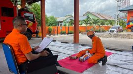 Seorang rescuer sedang mengikuti uji periodik di Kantor Basarnas Maumere, Senin (17/7)