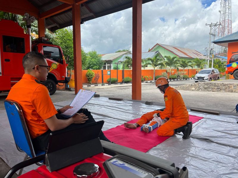 Seorang rescuer sedang mengikuti uji periodik di Kantor Basarnas Maumere, Senin (17/7)