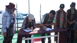 Penandatanganan kerja sama antara BPJS Kesehatan dan Yayasan Dokter Peduli sebagai pemilik Rumah Sakit Apung Dokter Lie Dharmawan II dan Rumah Sakit Apung Nusa Waluya II, Kamis (20/7)