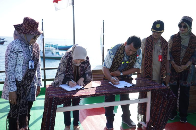 Penandatanganan kerja sama antara BPJS Kesehatan dan Yayasan Dokter Peduli sebagai pemilik Rumah Sakit Apung Dokter Lie Dharmawan II dan Rumah Sakit Apung Nusa Waluya II, Kamis (20/7)