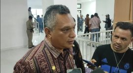 Bupati Sikka Fransiskus Roberto Diogo memberi keterangan kepada wartawan terkait kasus di Dinas PKO Sikka, Kamis (20/7)