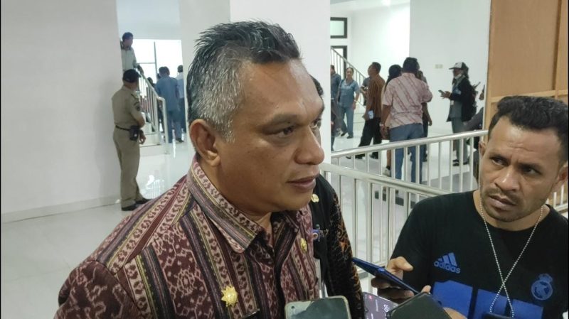 Bupati Sikka Fransiskus Roberto Diogo memberi keterangan kepada wartawan terkait kasus di Dinas PKO Sikka, Kamis (20/7)