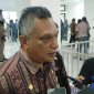 Bupati Sikka Fransiskus Roberto Diogo memberi keterangan kepada wartawan terkait kasus di Dinas PKO Sikka, Kamis (20/7)