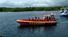 Tim SAR Gabungan Maumere menuju petairan Watumanuk guna melakukan operasi pencarian nelayan Magepanda yang 2 hari belum pulang melaut, Rabu (12/7)