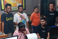 Pelaku penipuan dan penggelapan mobil (baju pink) sedang diambil keterangan di SPKT Polres Sikka, Senin (31/7)