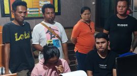 Pelaku penipuan dan penggelapan mobil (baju pink) sedang diambil keterangan di SPKT Polres Sikka, Senin (31/7)