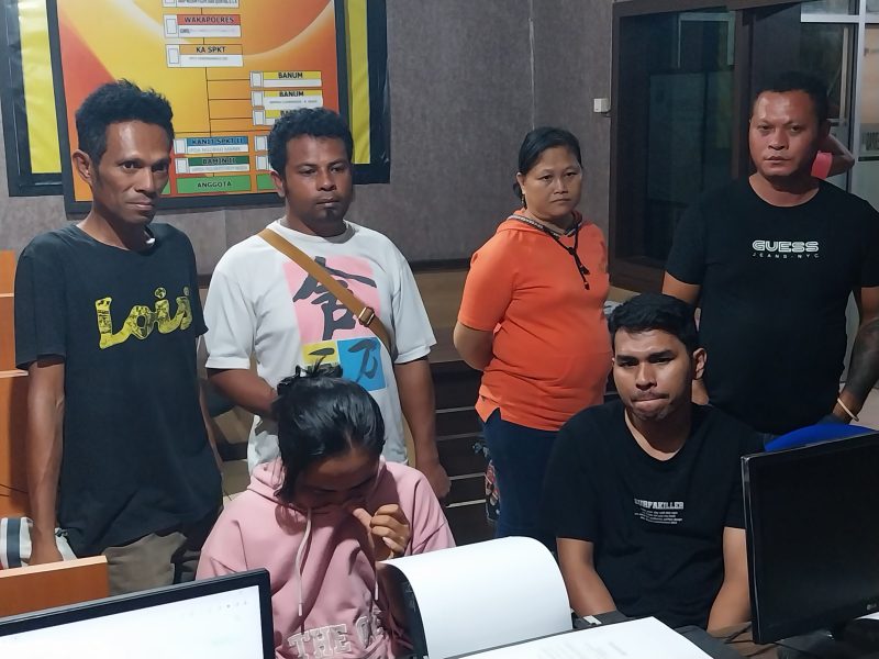 Pelaku penipuan dan penggelapan mobil (baju pink) sedang diambil keterangan di SPKT Polres Sikka, Senin (31/7)