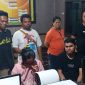 Pelaku penipuan dan penggelapan mobil (baju pink) sedang diambil keterangan di SPKT Polres Sikka, Senin (31/7)