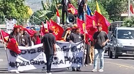 Aksi demonstrasi PMKRI Maumere terkait dana sertifikasi guru di depan Mapolres Sikka, Jumat (5/8)