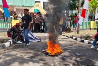 Massa aksi PMKRI Maumere membakar ban di depan Kantor Kejaksaan Negeri Sikka, Jumat (4/8)