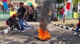 Massa aksi PMKRI Maumere membakar ban di depan Kantor Kejaksaan Negeri Sikka, Jumat (4/8)