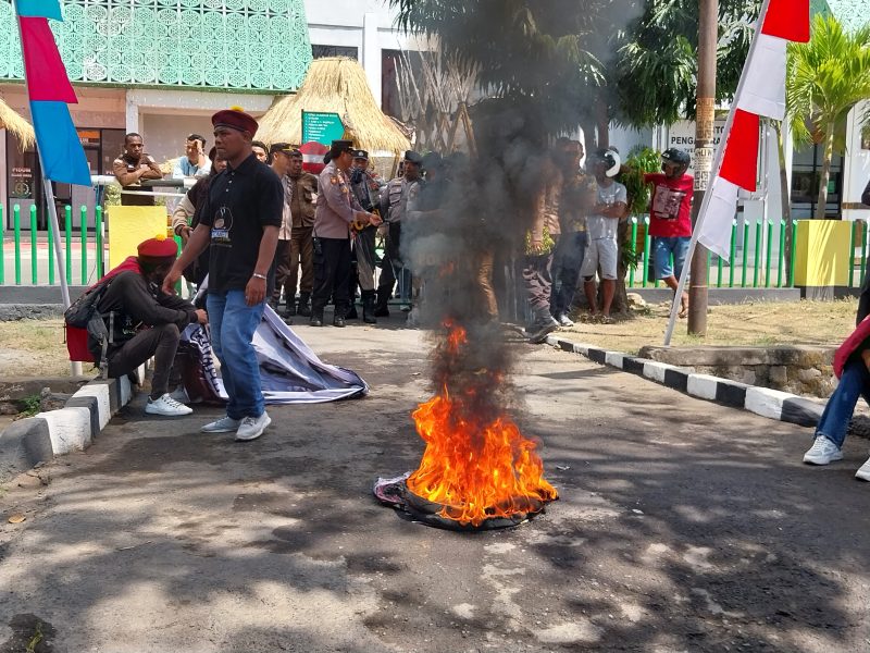 Massa aksi PMKRI Maumere membakar ban di depan Kantor Kejaksaan Negeri Sikka, Jumat (4/8)